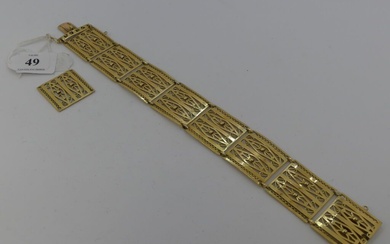 Bracelet en or à 9 plaques filigranés (1 plaque non reliée). Poids : 29.5g