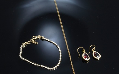 Bracelets, earrings and necklaces with garnets