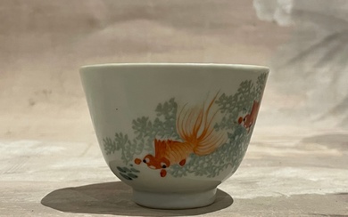 CHINE PERIODE REPUBLIQUE (1912 - 1949) Bol en porcelaine blanche à décor de poissons rouges...