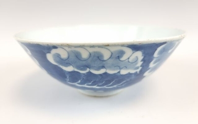 CHINE, XIXème. PETITE JATTE en porcelaine "bleu de Hue" à décor de dragons et nuages,...