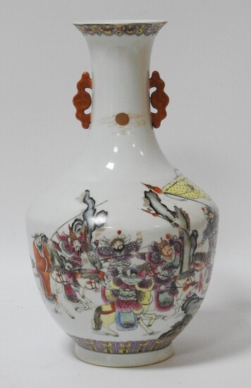 CHINE - époque Qing Vase de forme balustre en porcelaine à décor polychrome de guerriers....