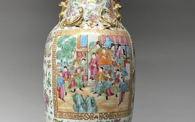 CHINE, fin du XIXe. Grand vase en porcelaine de Canton, à décor de scènes de...