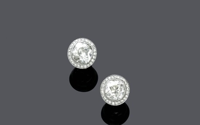 CLOUS D'OREILLES EN DIAMANT.Or blanc 750, 6g.Boucles d'oreilles décoratives et élégantes, chacune sertie d'un diamant...