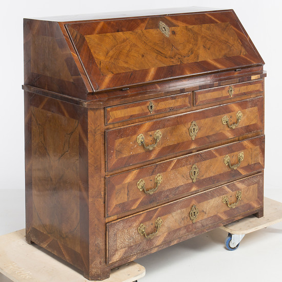 Catalan Charles IV filing cabinet in walnut and walnut root, last quarter of the 18th Century.