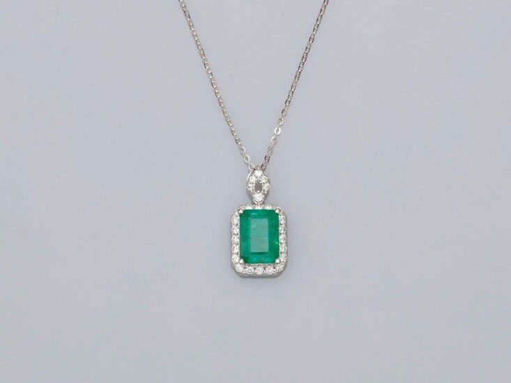 Chain and pendant in white gold, 750 MM, adorned with an emerald cut emerald weighing 2.42 carats finely surrounded by brilliants, diamond bezel, length 42 cm, 20 x 11 mm, weight: 2.7gr. gross.