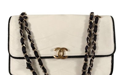 Chanel - Vintage White Quilted Leather Cord Trim Shoulder bag