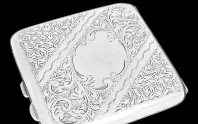 Charles Boyton & Son (1918) Large gilt sterling silver square cigarette case engraved with acanthus scrolls and ivy leaves - Cigarette case - .925 silver, Gilt, Gold-plated, Silver, Silver gilt