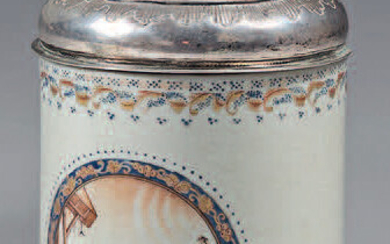 Chinese porcelain mug with silver and silver-gilt frames. Qianlong porcelain (1736-1795), silver mounts 800°/°°, Swedish work, probably around 1818. Cylindrical in shape, with a twisted handle, sepia decoration with a wearing scene in a blue and gold...