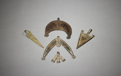 Cinq pendentifs en bronze Sénoufo à décor... - Lot 49 - Binoche et Giquello