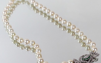 Collana di perle con chiusura in oro bianco smeraldi e brillantini.