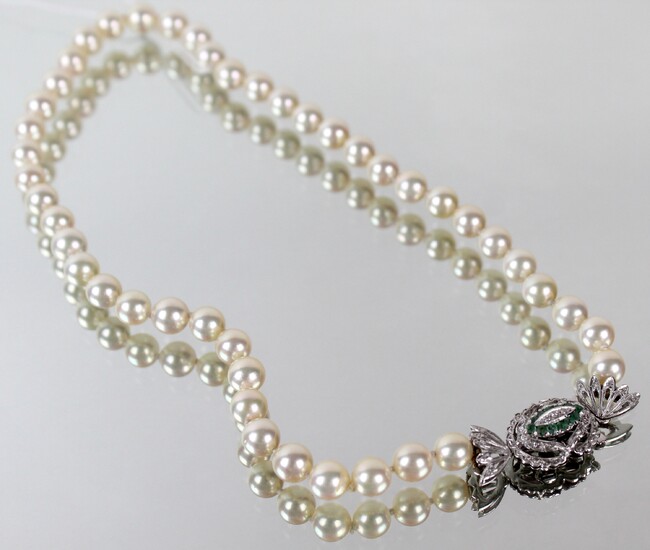 Collana di perle con chiusura in oro bianco smeraldi e brillantini.