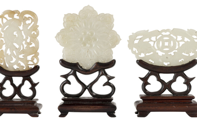 Collection de 3 plaques en jade pâle, Chine: 1 partiellement ajourée, ornée de chauve-souris, lingzhi, fleurs et sapèque, 1 partiellemen