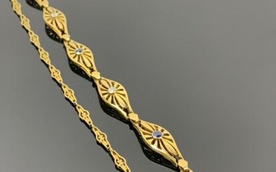 Collier en or jaune orné de trois diamants et de trois saphirs.