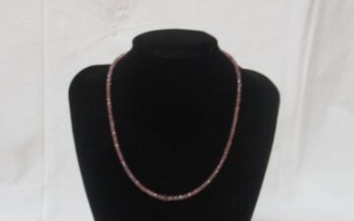Collier en perles de saphir rose. Fermoir en or rose 18K. Long.: 47 cm (ouvert)...