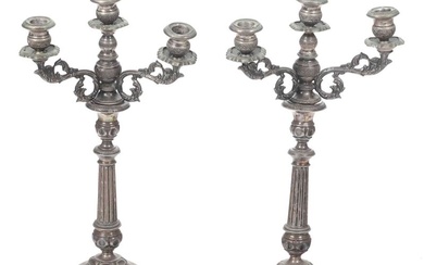 Coppia di candelabri a tre bracci in argento fuso e cesellato. Genova XIX secolo. Marchio con croce mauriziana