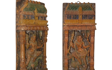 Coppia di sculture in legno con divinità indiane, 19° secolo