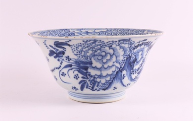 Coupe en porcelaine bleu/blanc sur pied, Chine, style Kangxi, 19e siècle. Décor floral bleu sous...