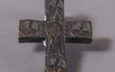 Croix reliquaire en bronze patiné : auvers... - Lot 49 - De Baecque et Associés