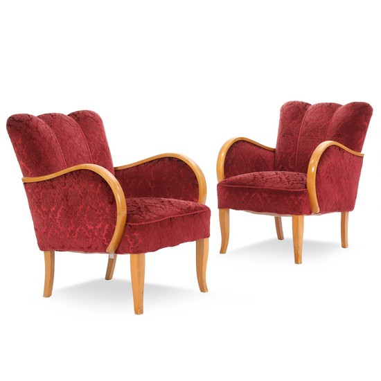 Danish cabinetmaker: A pair of easy chairs of elm. Seat and back upholstered with red patterned plush. (2)
