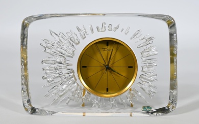 Daum, vers 1960, pendule de table, à quartz, en cristal taillé, signée "Daum France" sur...