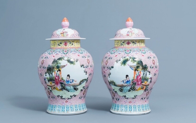 Deux vases couverts en porcelaine de Chine famille rose à décor de dames jouant de la musique et lisant, marque de Qianlong, 20ème siècle