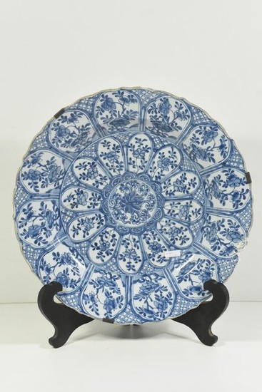 Dish in CHne porcelain, 18th century, chip and...