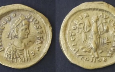 Empire byzantin – Theodose II (402-450) Tremissis A : Tête diadémée à droite de Théodose...