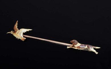 English YG 625/RG 375 pin with enamelled finials "Springer Spaniel and Snipe", approx, 1900th c., 3.5 g, l. 7.8cm
