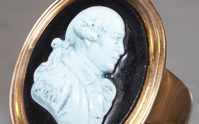 FINE ANTIQUE CARVED CAMEO PORTRAIT RING, High carat gold. Fi...