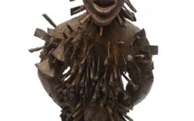 Fétiche en bois sculpté et à clous, Nkisi Nkonde. Travail du Bas-Congo. Epoque:XXème. Œuvre présentée...