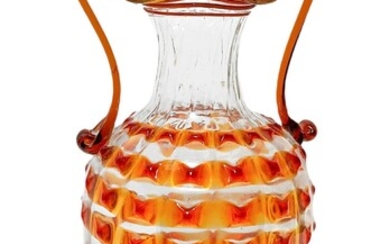 Fratelli Toso, vase blanc-framboise-blanc, bord ondulé et anneaux d'enroulement. Italie, années 1920, verre soufflé transparent...