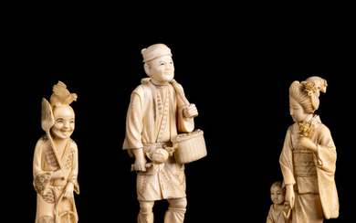 Gevarieerd lot van drie figuren. Japan. Gesculpteerd ivoor. Met voorstelling van: 1. een groentenverkoper, h.: 19.5