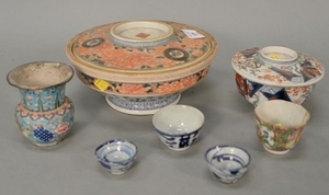 Group of Chinese porcelain to include large covered