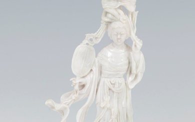 He Xiangu ; Chine, XXe siècle. Jade blanc sur base en bois. Dimensions. 21 x...