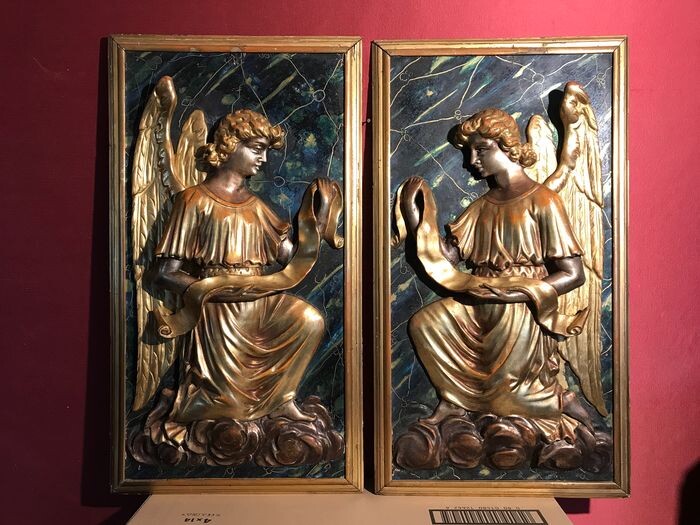 High relief sculptures: Angels (2) - Louis XVI - Gilt, Lacquer, Wood - Late 18th century