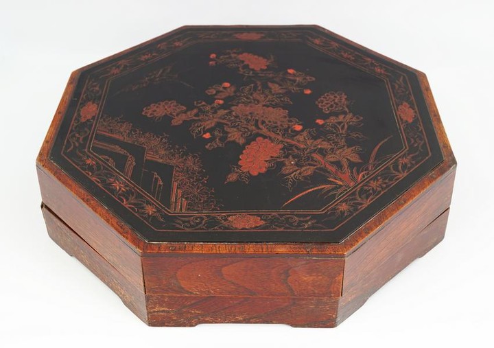 LARGE 19TH-CENTURY CHINESE LACQUERED BOX