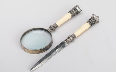LOUPE et coupe-papier en métal argenté et manches à l'imitation de l'ivoire. Travail anglais. L. max : 28 cm.