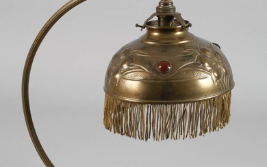 Lampe de table 20e siècle, pied rond plat avec bras de candélabre élancé et incliné...