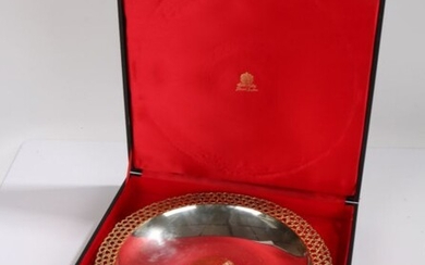 Large Stuart Devlin Elizabeth II silver dish, London 1989 maker Stuart Devlin, with bark effect gilt