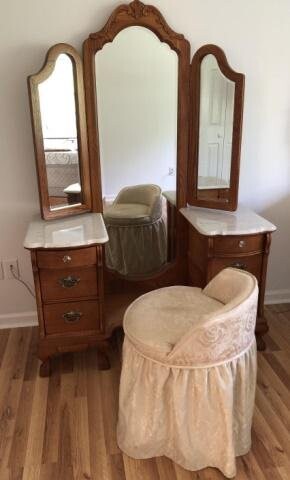 Lexington Furniture Victorian Oak Marble Vanity