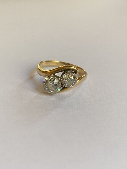 Lot 49 BAGUE "Toi et Moi" en or jaune 750/°° ornée de deux diamants de taille ancienne,...