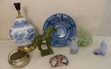 Lot varia including 8 Chinese objects: bowl and lamp in blue and white porcelain, a cat in polychrome porcelain, a horse and a "Tree" in jade as well as a brass container, stone sculptures etc...