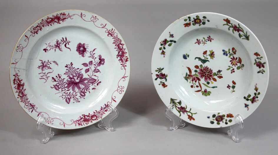 Lotto composto da due piatti in porcellana dipinta a decoro floreale, diametro max. 23,5 cm, Cina XIX secolo, (uno restaurato).