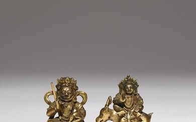 L'une représentant Vaishravana, le dieu de la richesse et gardien du Nord, tenant un rat...