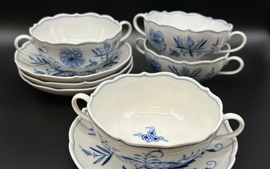 MEISSEN ONION PATTERN SOUP BOWL SET 8 PIECES: FOUR SOUP BOWLS WITH HANDLES AND MATCHING SAUCERS, ALL MADE FROM FIRST-CHOICE PORCELAIN. DECORATED WITH TIMELESS UNDERGLAZE DECORATION IN AN ENCHANTING ONION PATTERN.