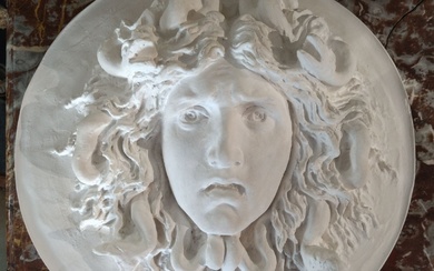 Méduse , Bas relief rond en plâtre , diamètre 47cm
