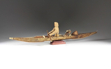 Modèle de kayak inuit. Canada/Groenland, vers 1900, la coque du bateau en bois recouverte de...
