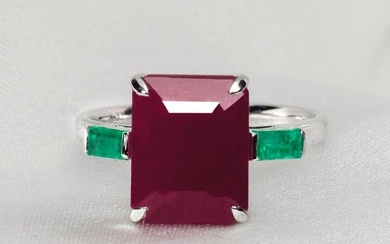 No Reserve Price-6.01 Ct Natural No Heated Ruby & 0.30 Ct Natural Green Emeralds - 14 kt. White gold - Ring Ruby - Emeralds, IGI Certified