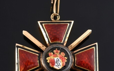 ORDER OF SAINT-WLADIMIR (Russia). Knight's cross with sword, 4th class model, gold and enamel. Missing an element, small accident to the enamel on the reverse.Hallmark: 56, St. Petersburg, before 1896.Goldsmith's hallmark: B. H.: 4 cm - L.: 4 cm...