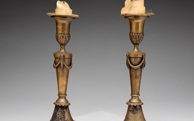 PAIR OF NEOCLASSICAL SILVER CANDLESTICKS.